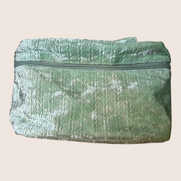 💚 ANTHROPOLOGIE VANITY COSMETIC CASE MINT GREEN VELVET NWT - Picture 3 of 8
